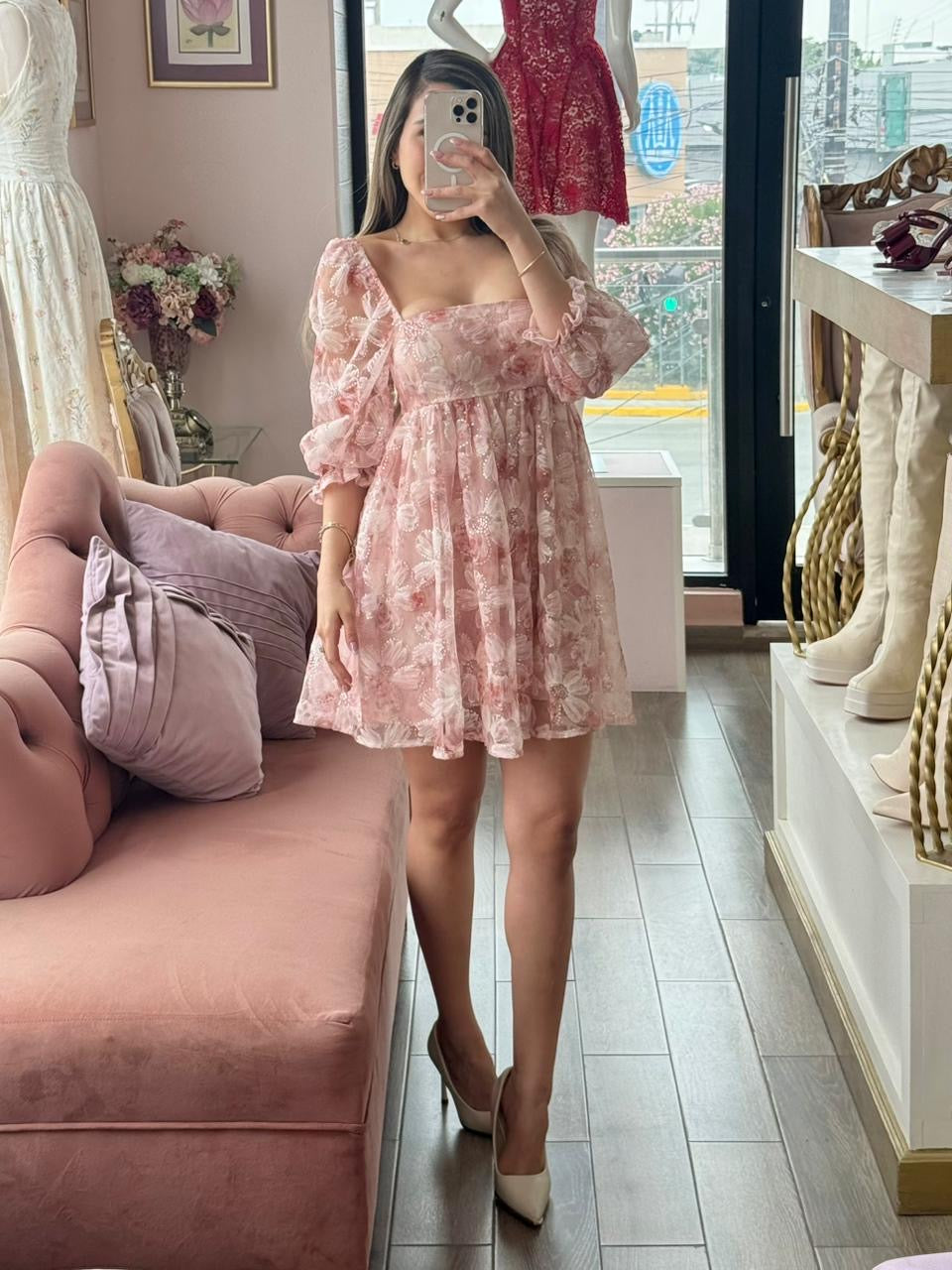 Vestido corto floral de escote cuadrado y mangas abullonadas