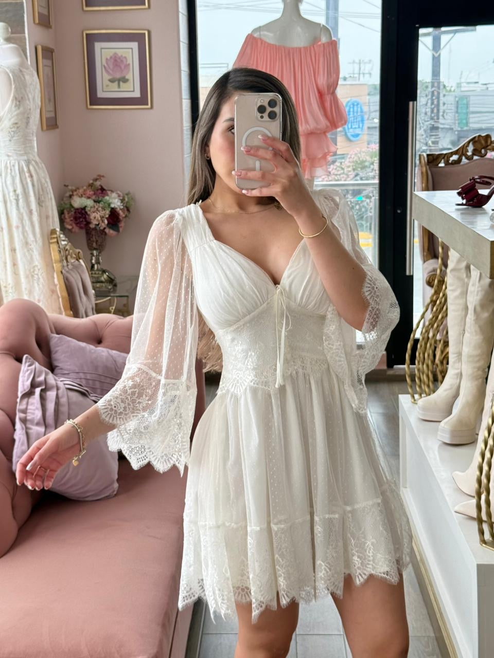 Vestido corto con encaje de escote V y mangas transparentes