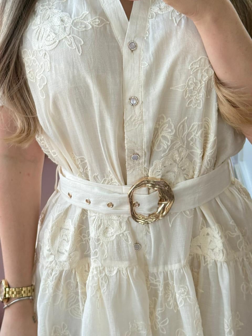 Vestido corto con bordado floral de mangas abullonadas
