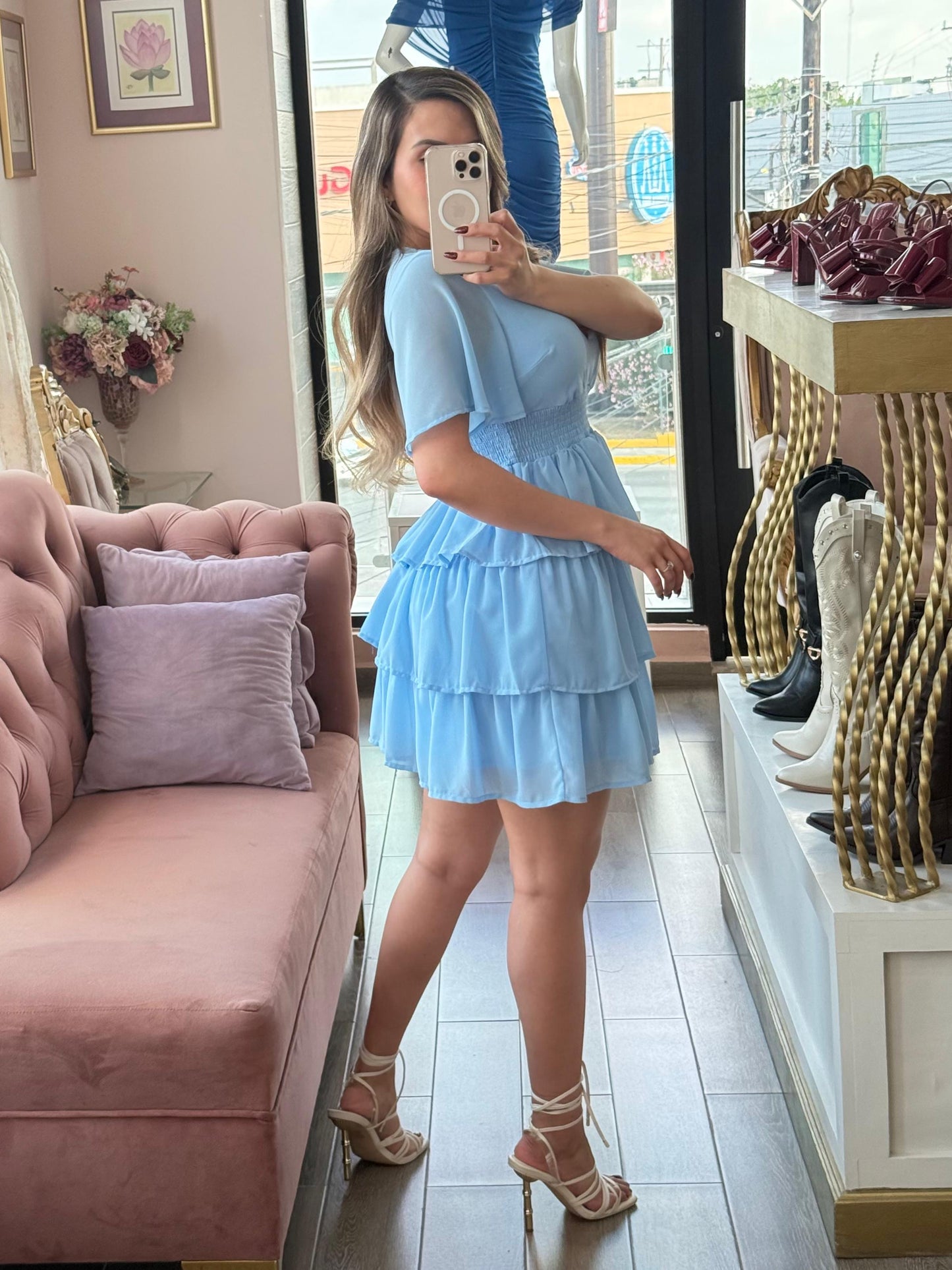 Vestido corto con volantes de escote V