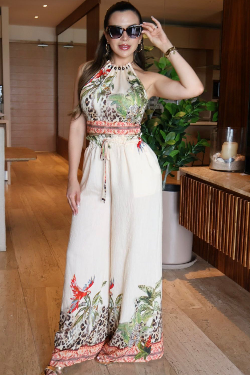 Set tropical con top halter y pantalón wide leg