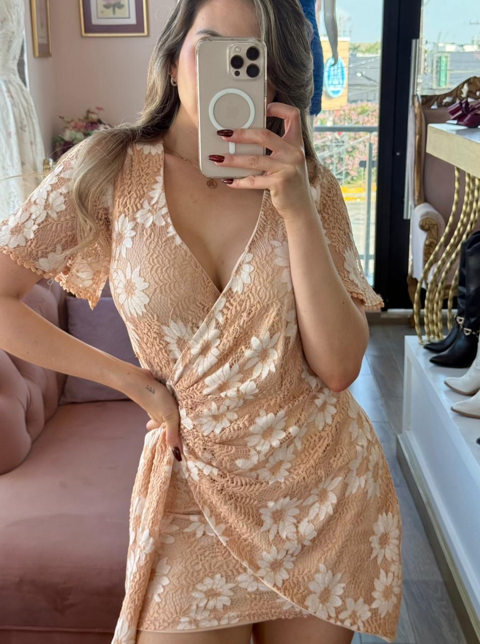 Vestido corto cruzado de encaje floral