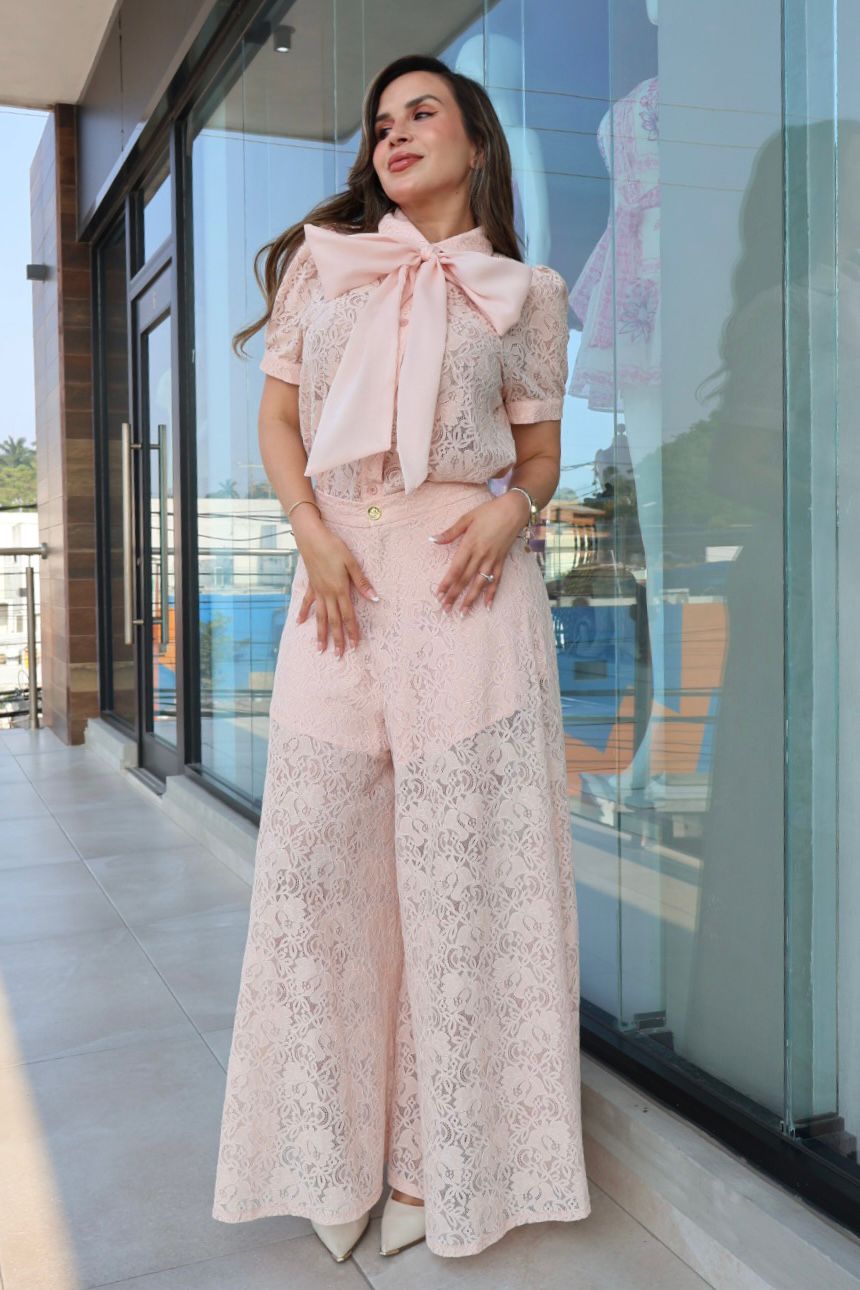 Set de encaje floral con pantalón de caída fluida