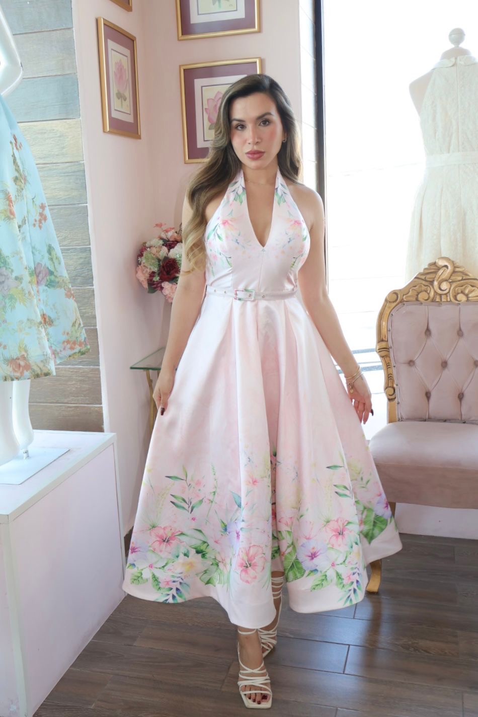Vestido midi halter de escote V de caída estructurada