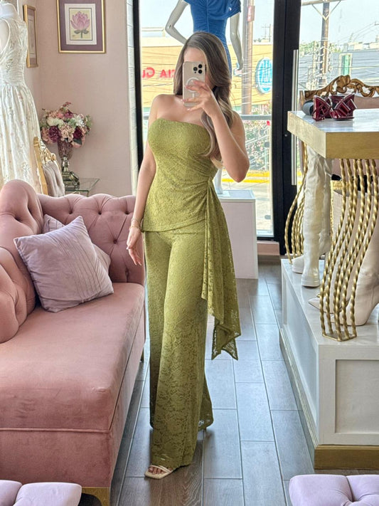 Set de encaje strapless con caída fluida