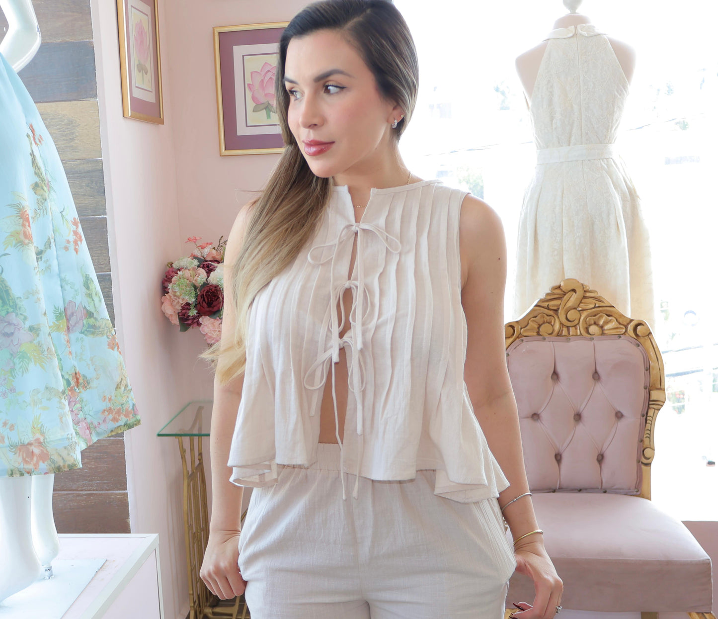 Set plisado de cuello redondo con pantalón de tiro alto
