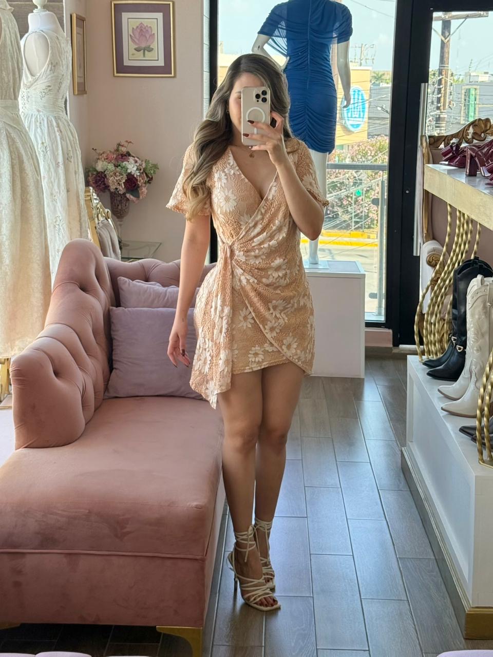 Vestido corto cruzado de encaje floral