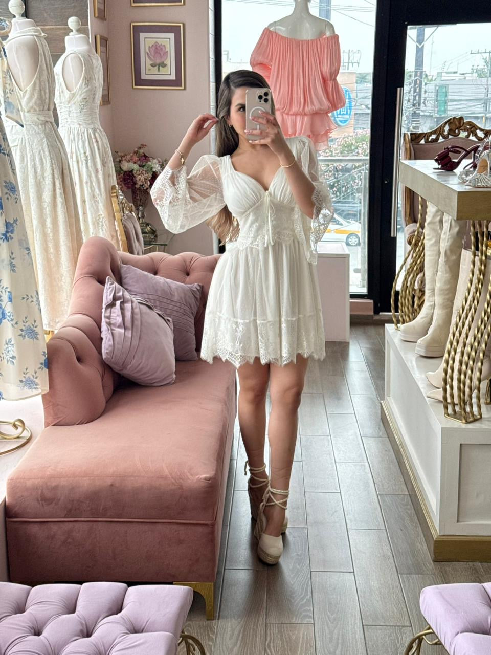 Vestido corto con encaje de escote V y mangas transparentes