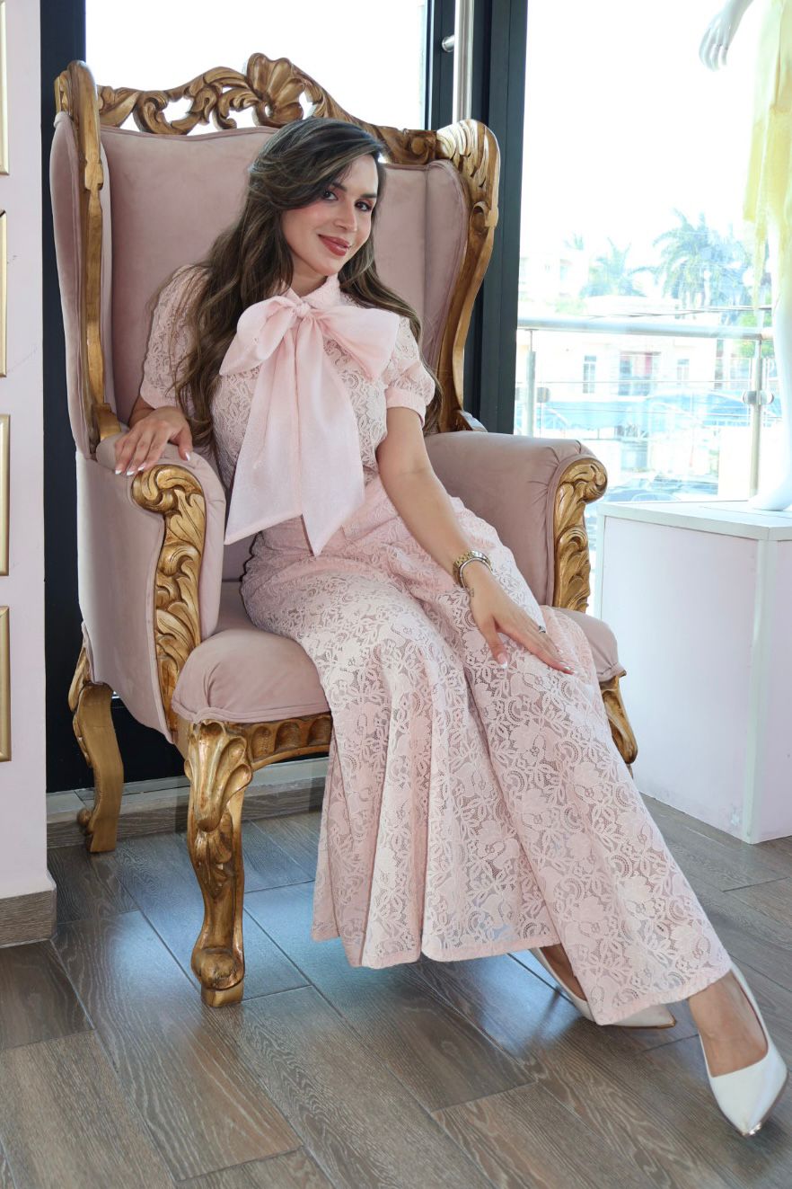 Set de encaje floral con pantalón de caída fluida