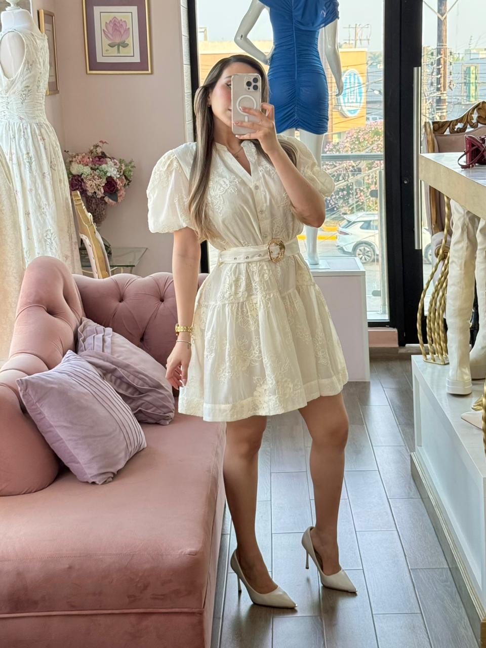Vestido corto con bordado floral de mangas abullonadas