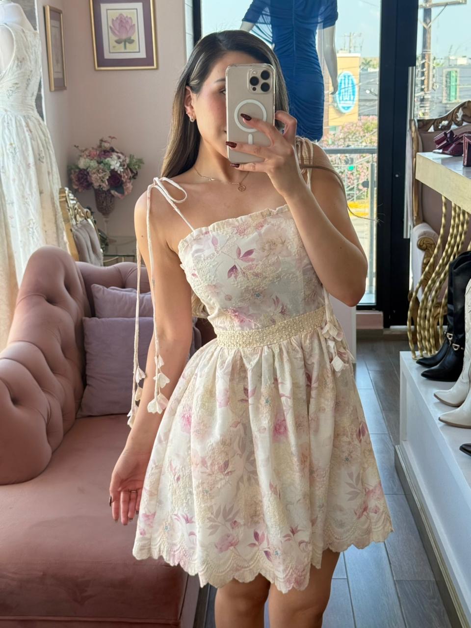 Vestido corto floral con tirantes ajustables