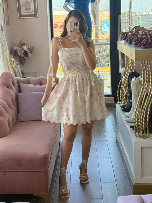 Vestido corto floral con tirantes ajustables