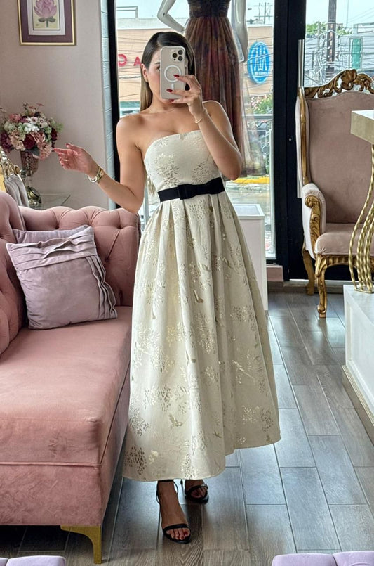 Vestido midi, strapless con estampado y cinto