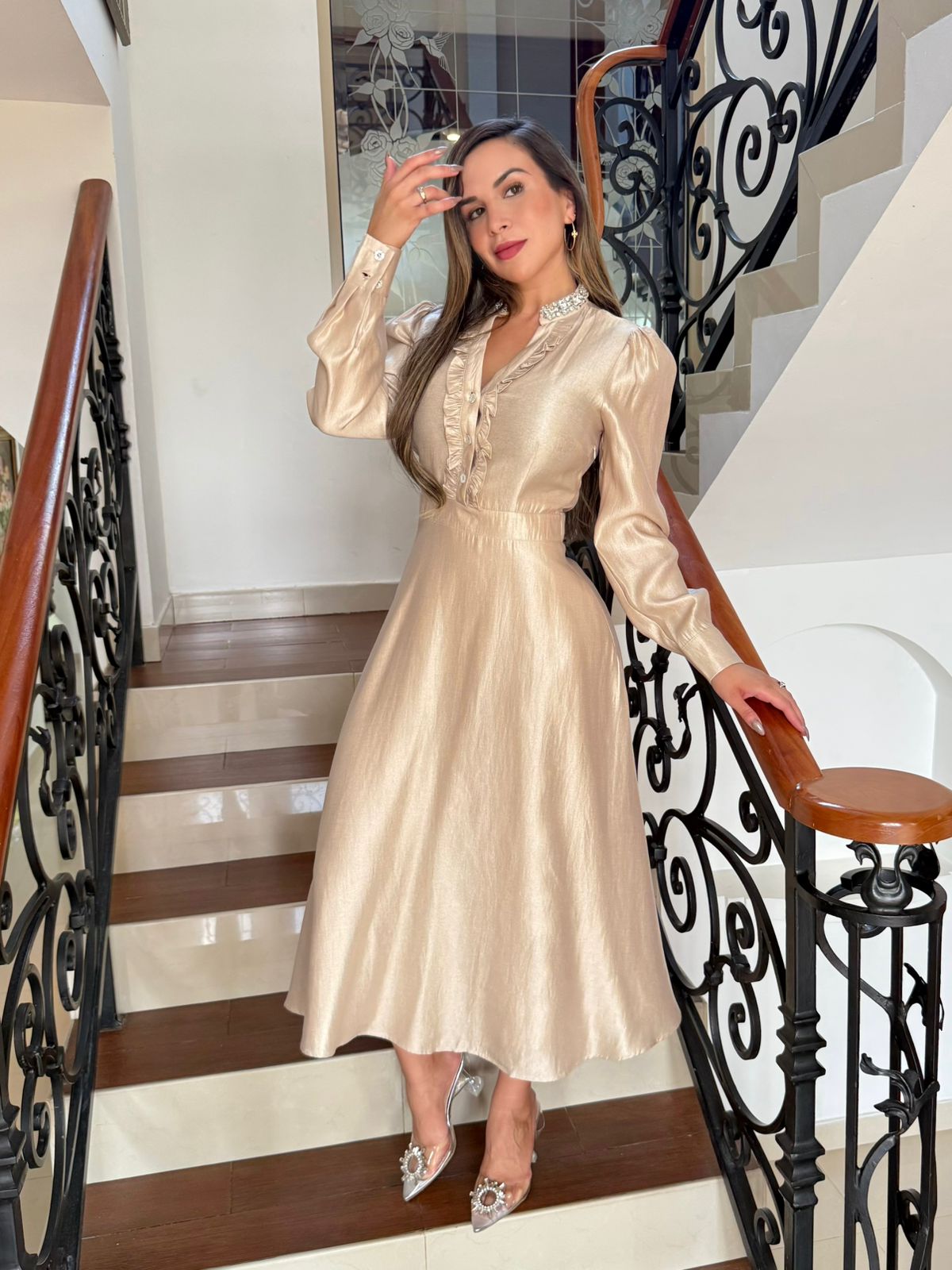 Vestido midi manga larga con aplicaciones de pedrería