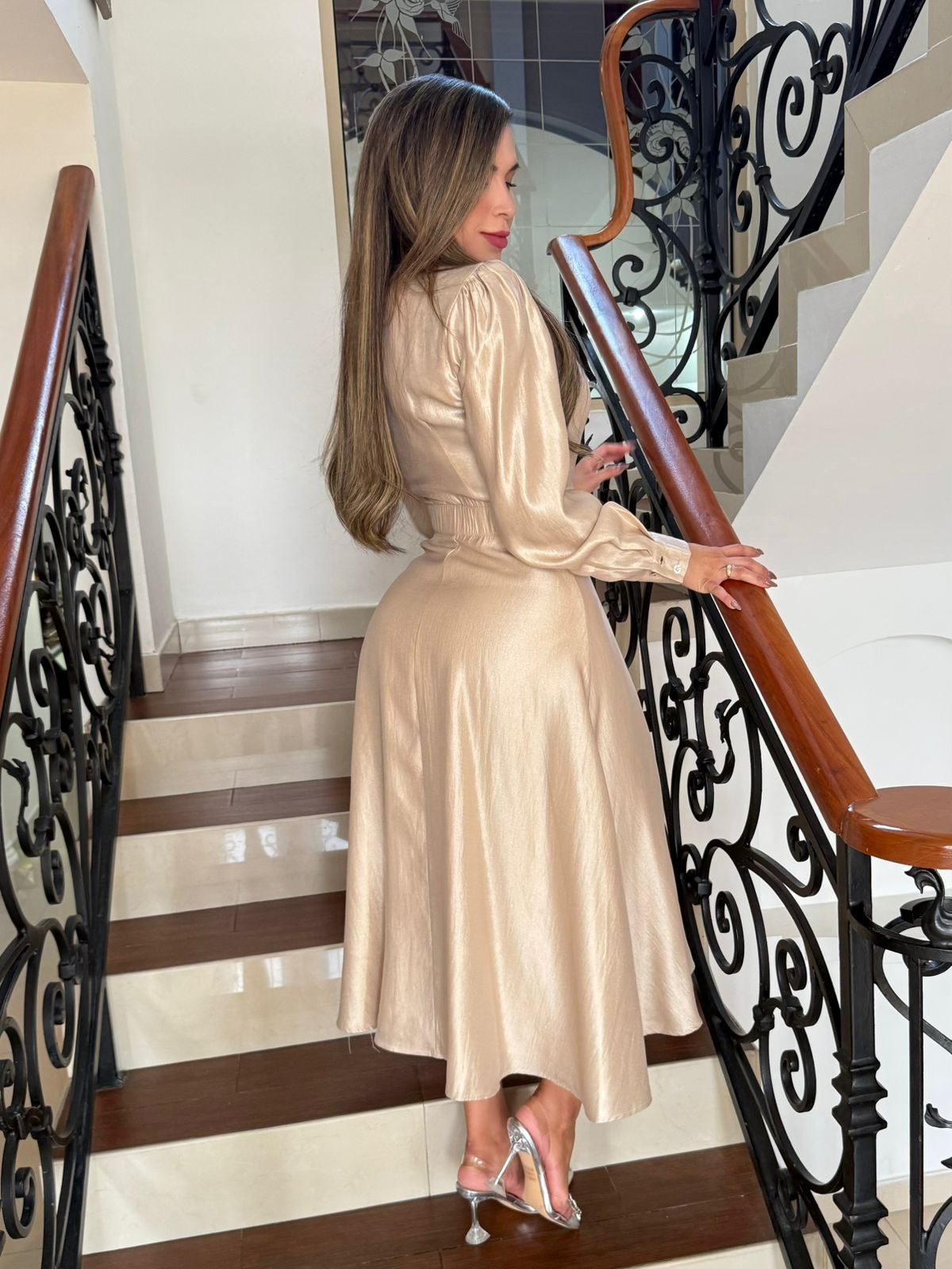 Vestido midi manga larga con aplicaciones de pedrería