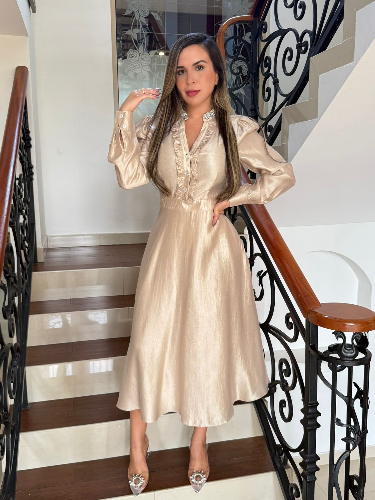 Vestido midi manga larga con aplicaciones de pedrería