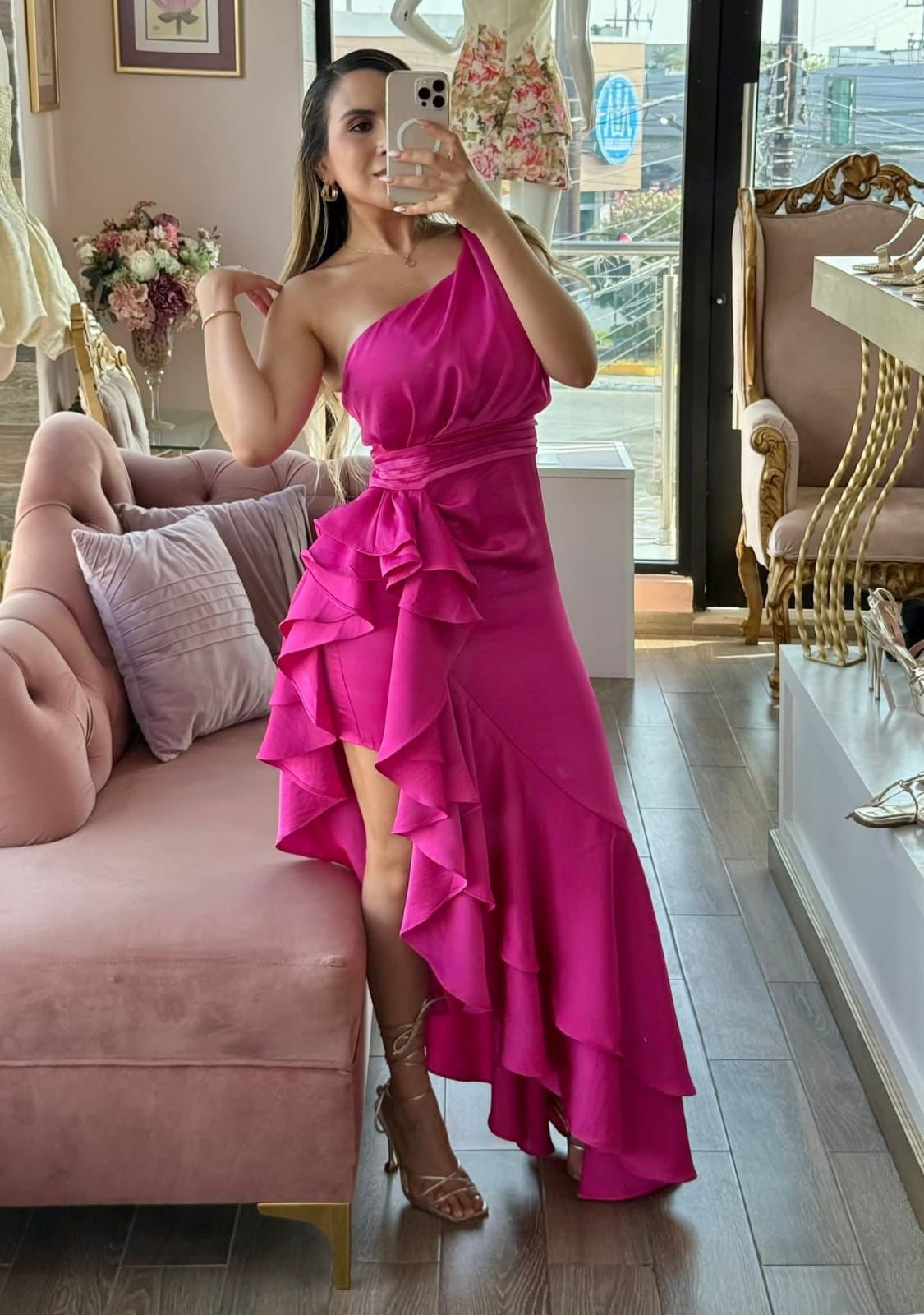 Vestido largo de un solo hombro con corte asimétrico