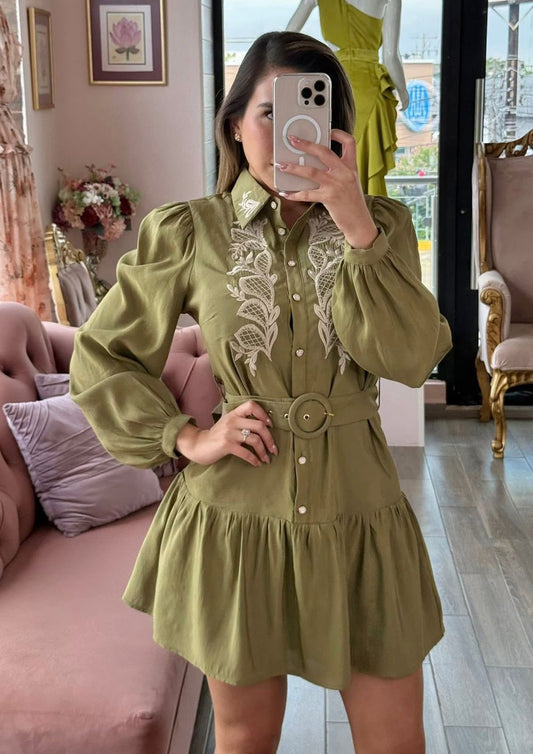 Vestido corto camisero con bordado y mangas abullonadas
