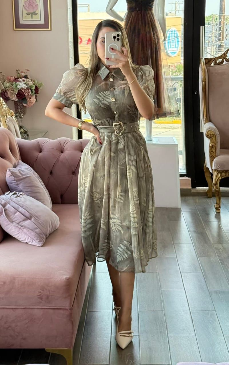 Vestido midi con estampado y detalles dorados