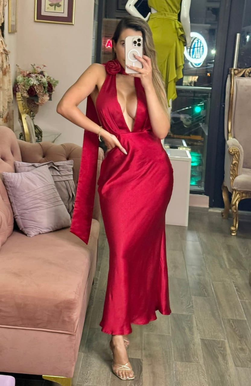 Vestido largo escote V profundo y detalle de flor