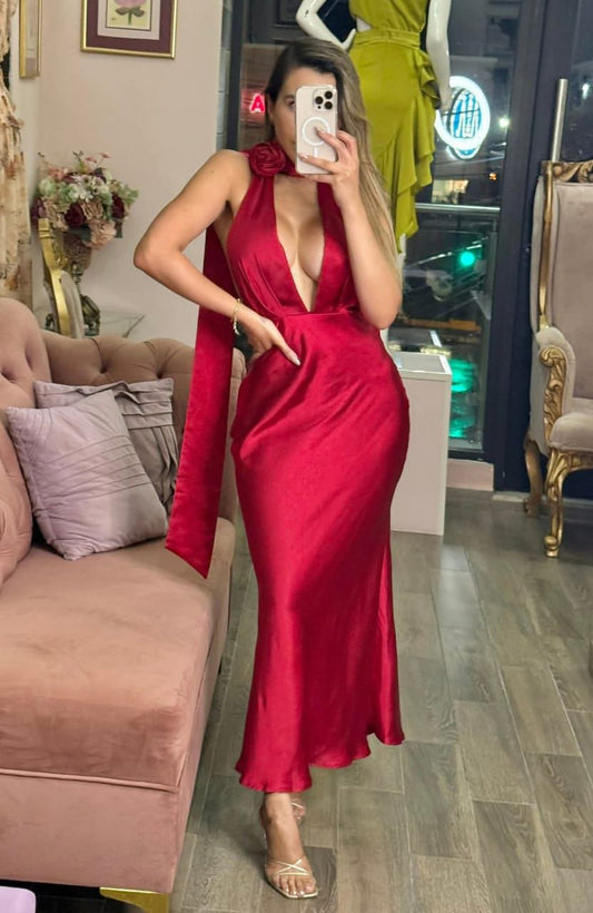 Vestido largo escote V profundo y detalle de flor