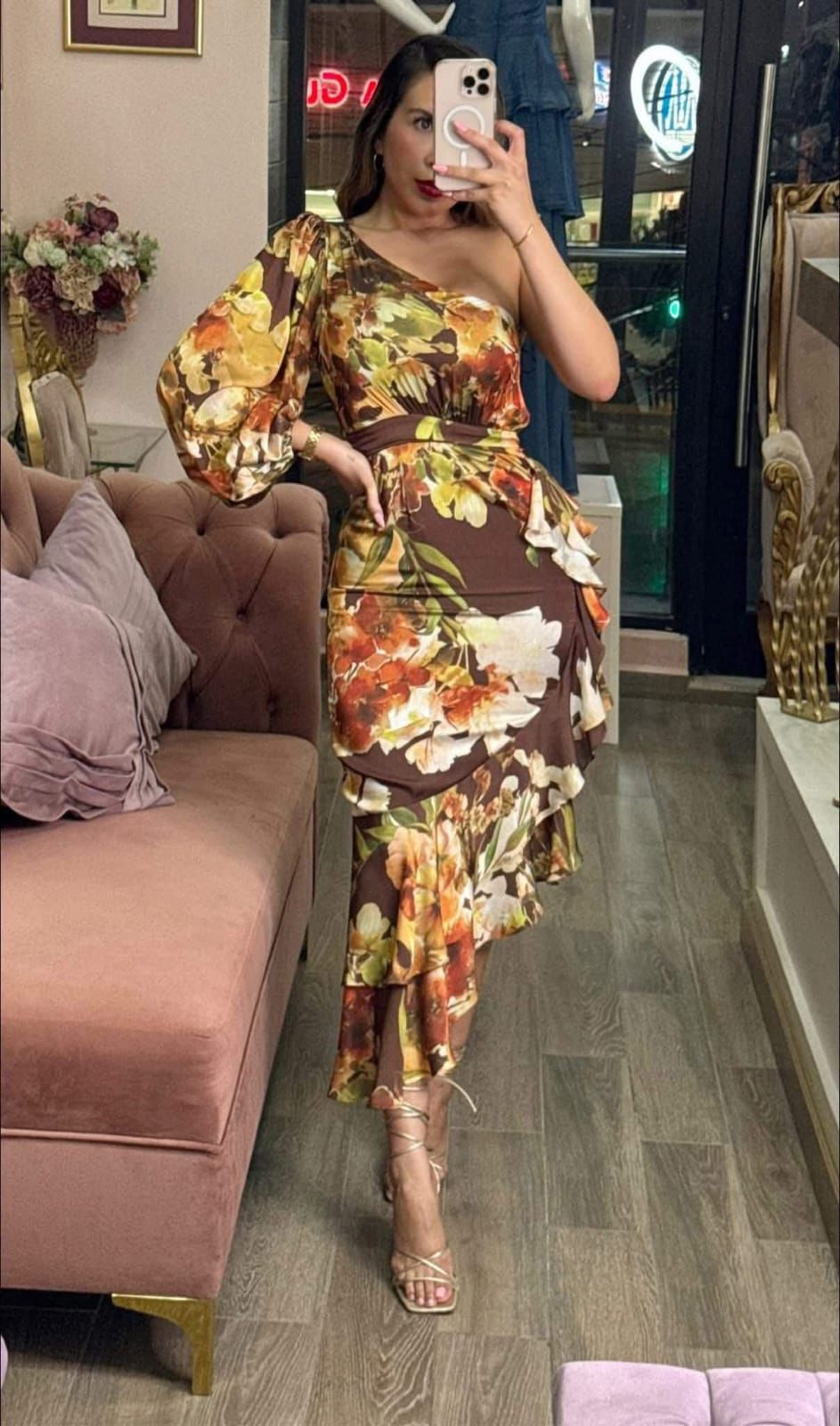 Vestido largo corte asimétrico y estampado floral