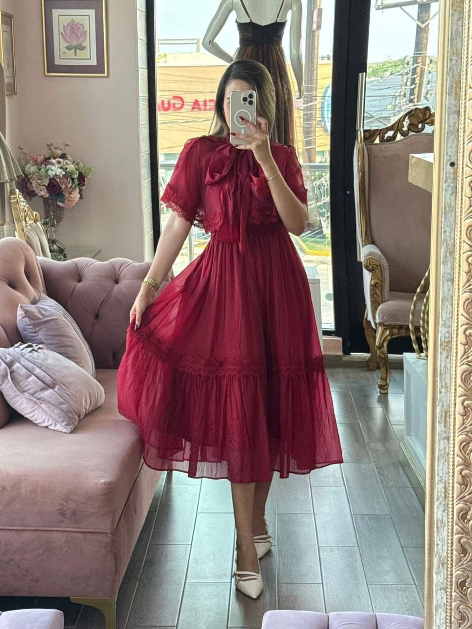 Vestido rojo midi de gasa con detalles encaje