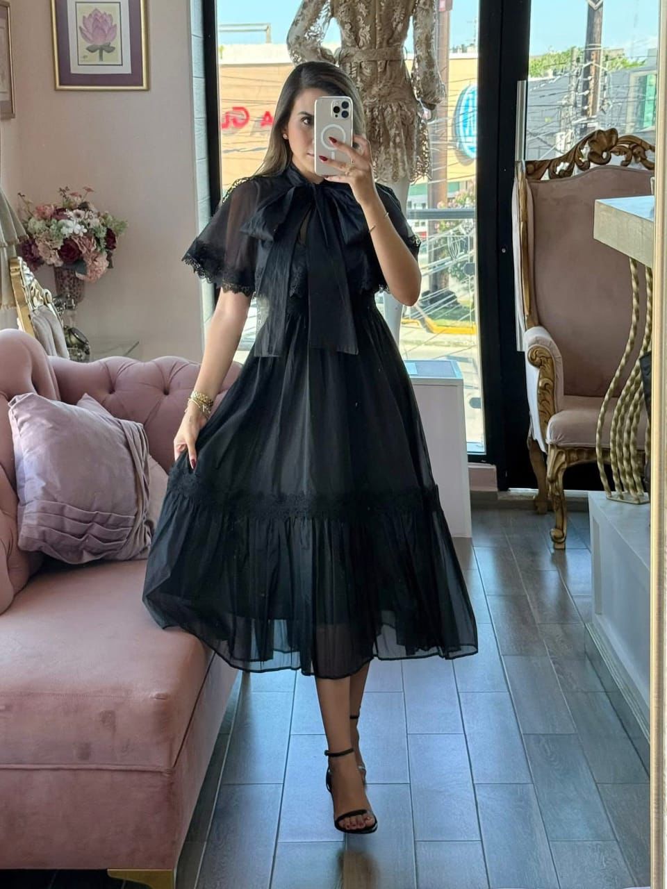 Vestido negro midi de gasa con detalles encaje