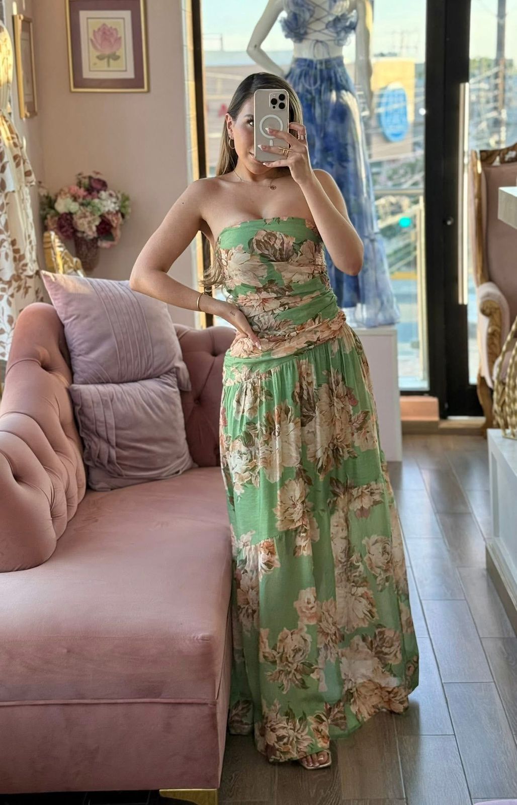 Vestido largo strapless estampado floral y caída ligera