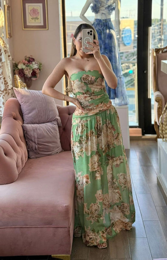Vestido largo strapless estampado floral y caída ligera