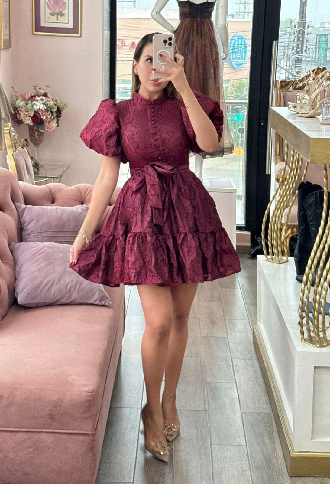 Vestido vino corto de tela corrugada con mangas abullonadas