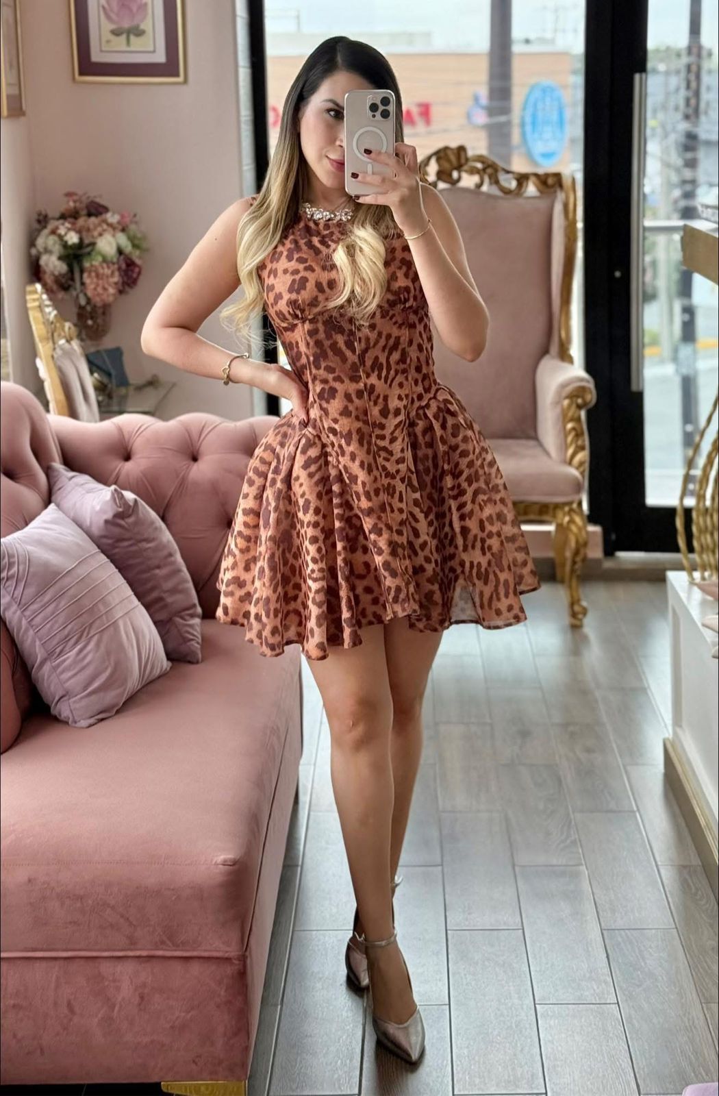 Vestido corto animal print con detalle brillante en el cuello