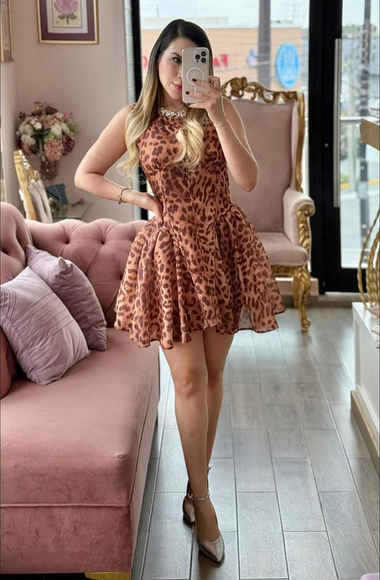 Vestido corto animal print con detalle brillante en el cuello