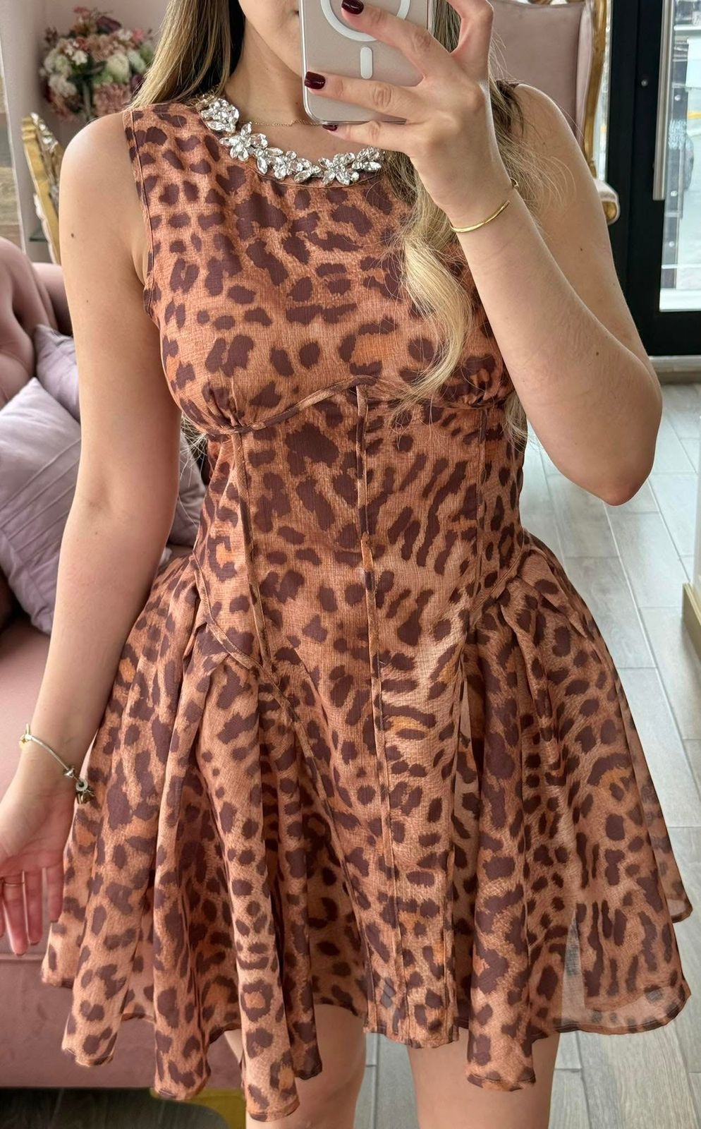 Vestido corto animal print con detalle brillante en el cuello