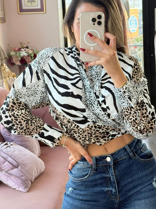 Blusa animal print y corte cruzado al frentex