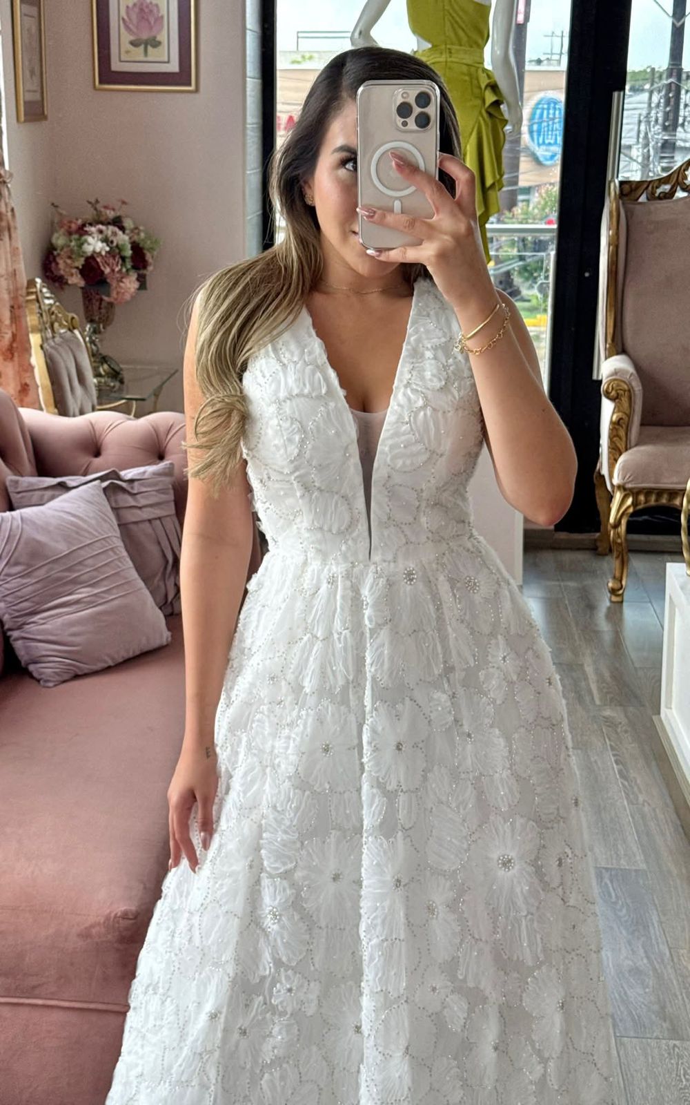 Vestido largo de encaje floral y brillo con escote en V profundo