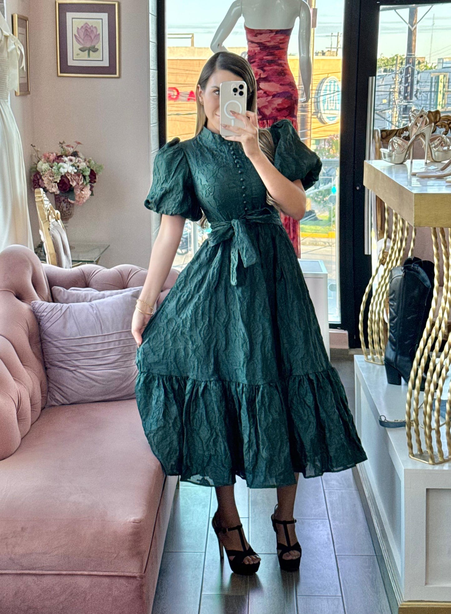 Vestido midi verde de tela corrugada con mangas abullonadas