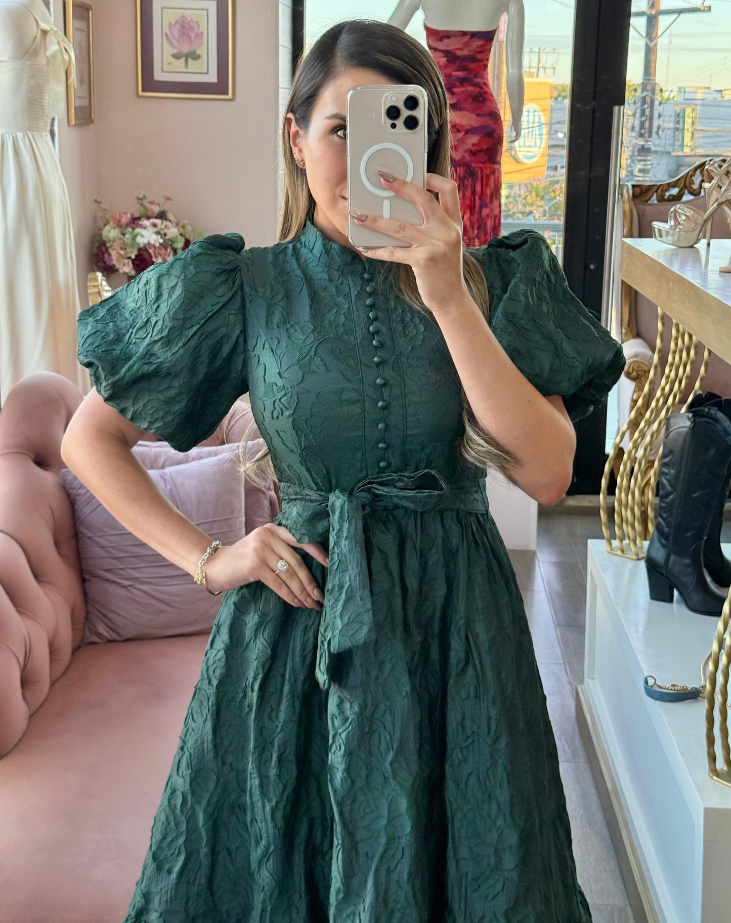 Vestido midi verde de tela corrugada con mangas abullonadas