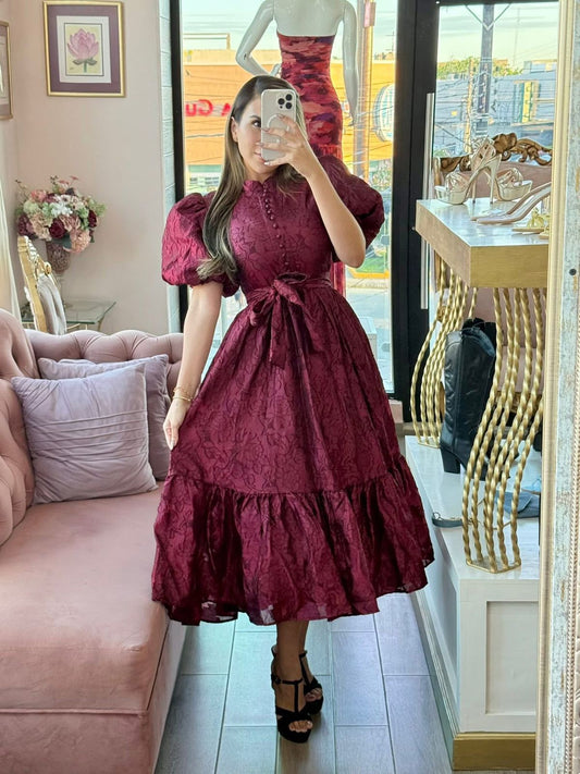 Vestido midi rojo vino de tela corrugada con mangas abullonadas