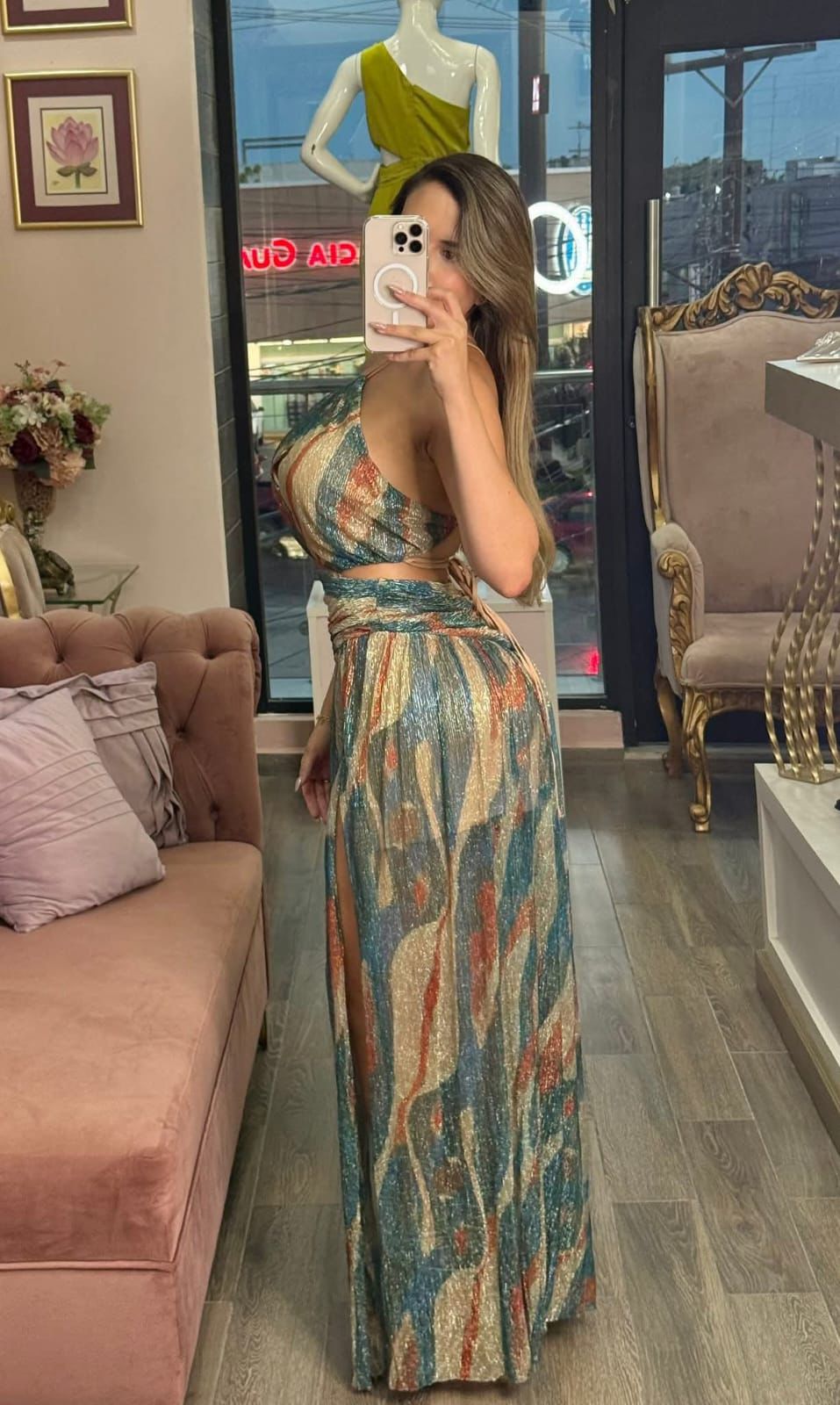 Vestido largo estampado abstracto y brillo metálico