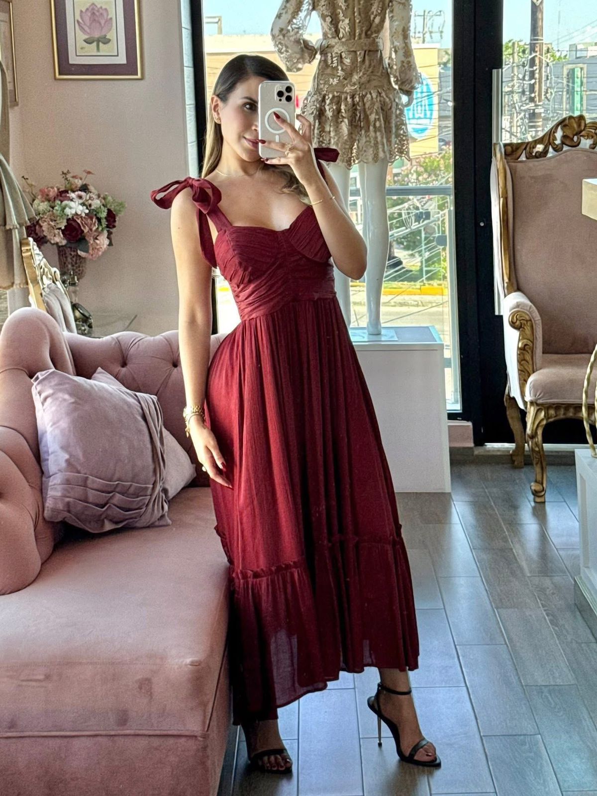 Vestido vino midi con detalle fruncido en el pecho y caída ligera