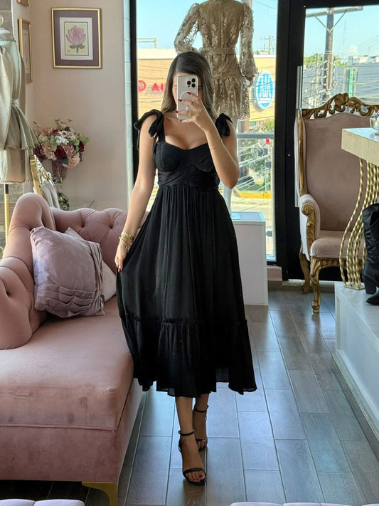 Vestido negro midi con detalle fruncido en el pecho y caída ligera