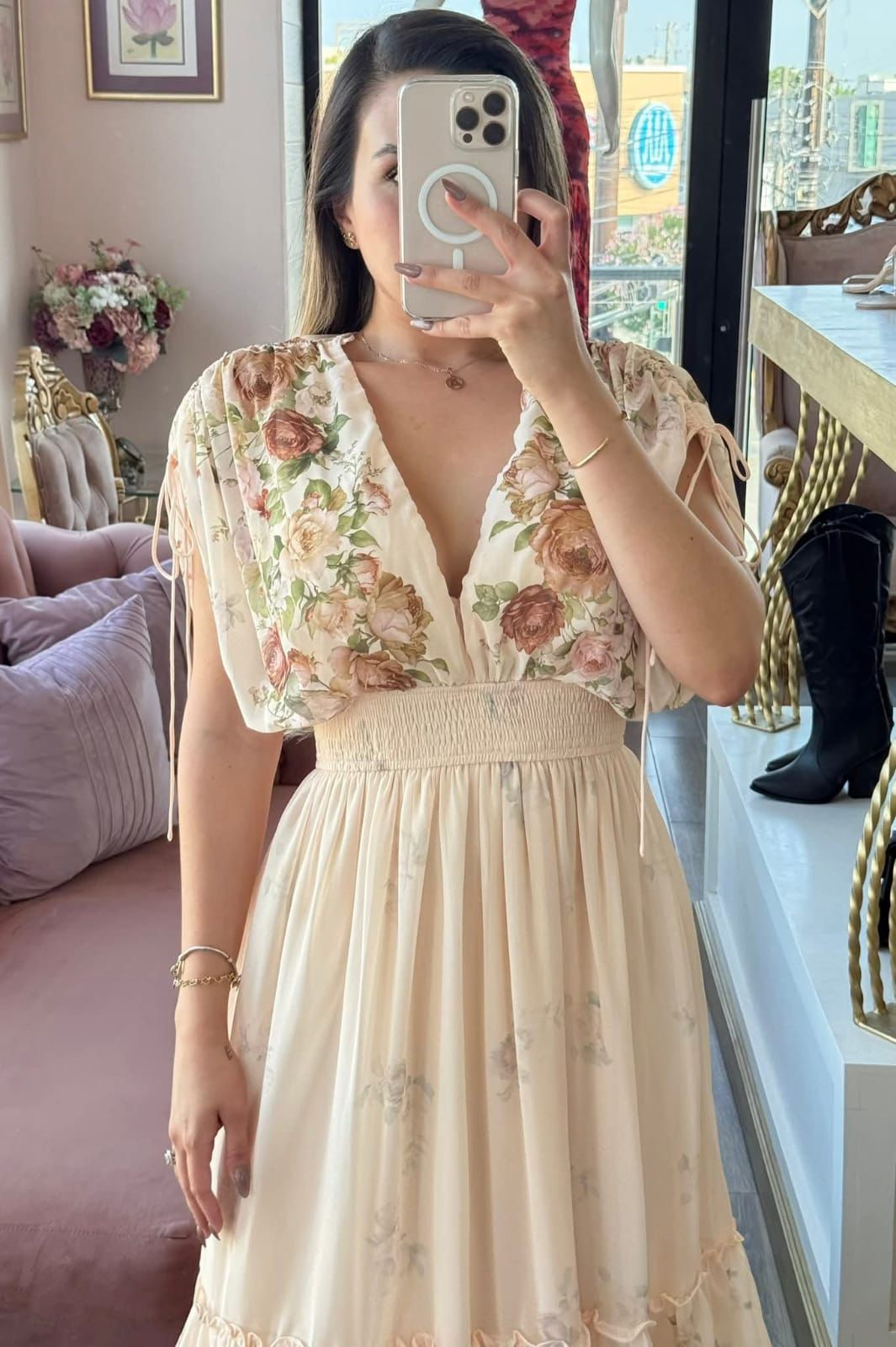 Estampado floral suave, escote en V cintura entallada