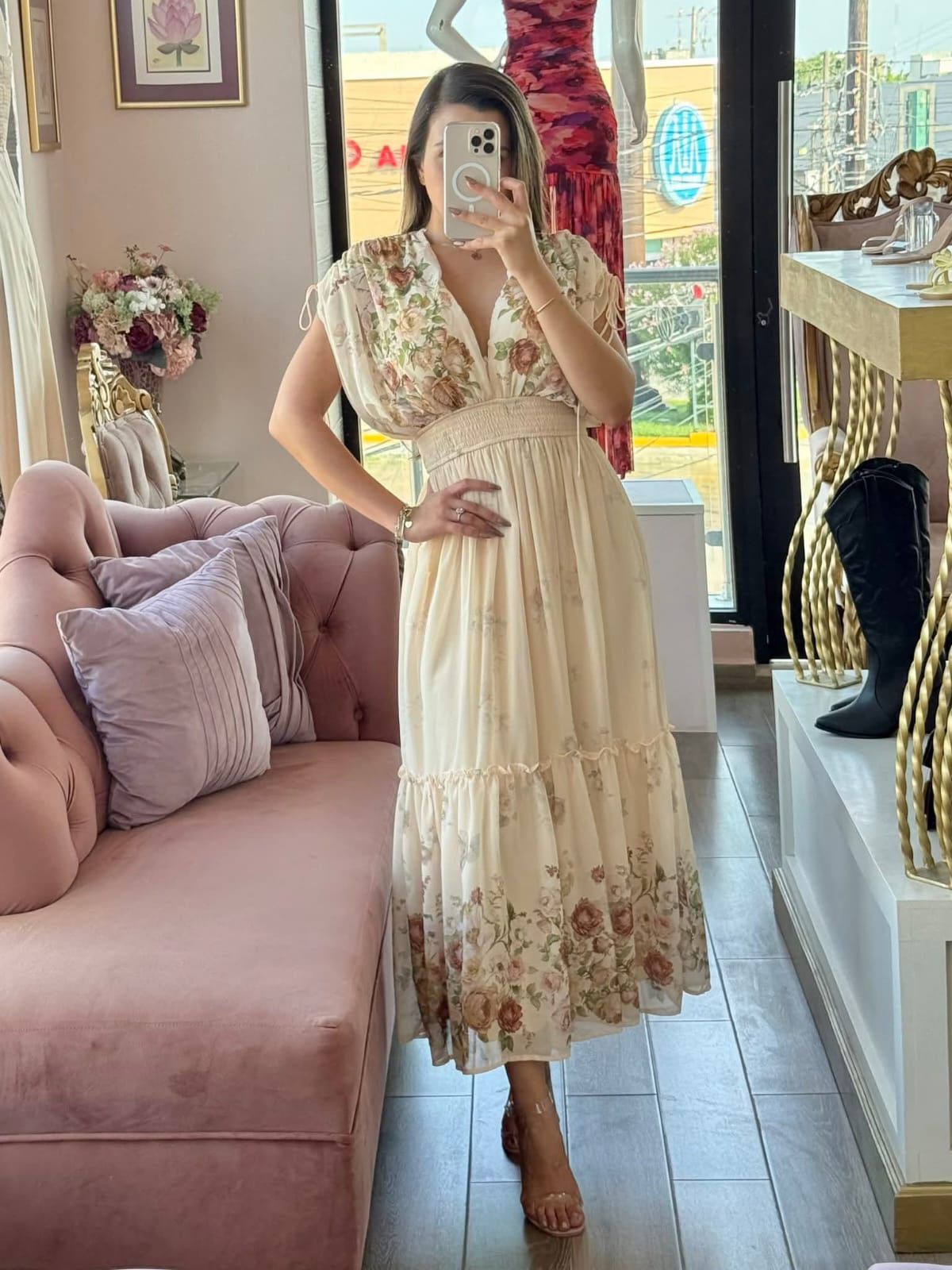 Estampado floral suave, escote en V cintura entallada