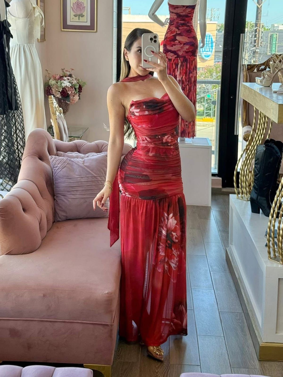 Vestido largo con escote strapless y efecto drapeado