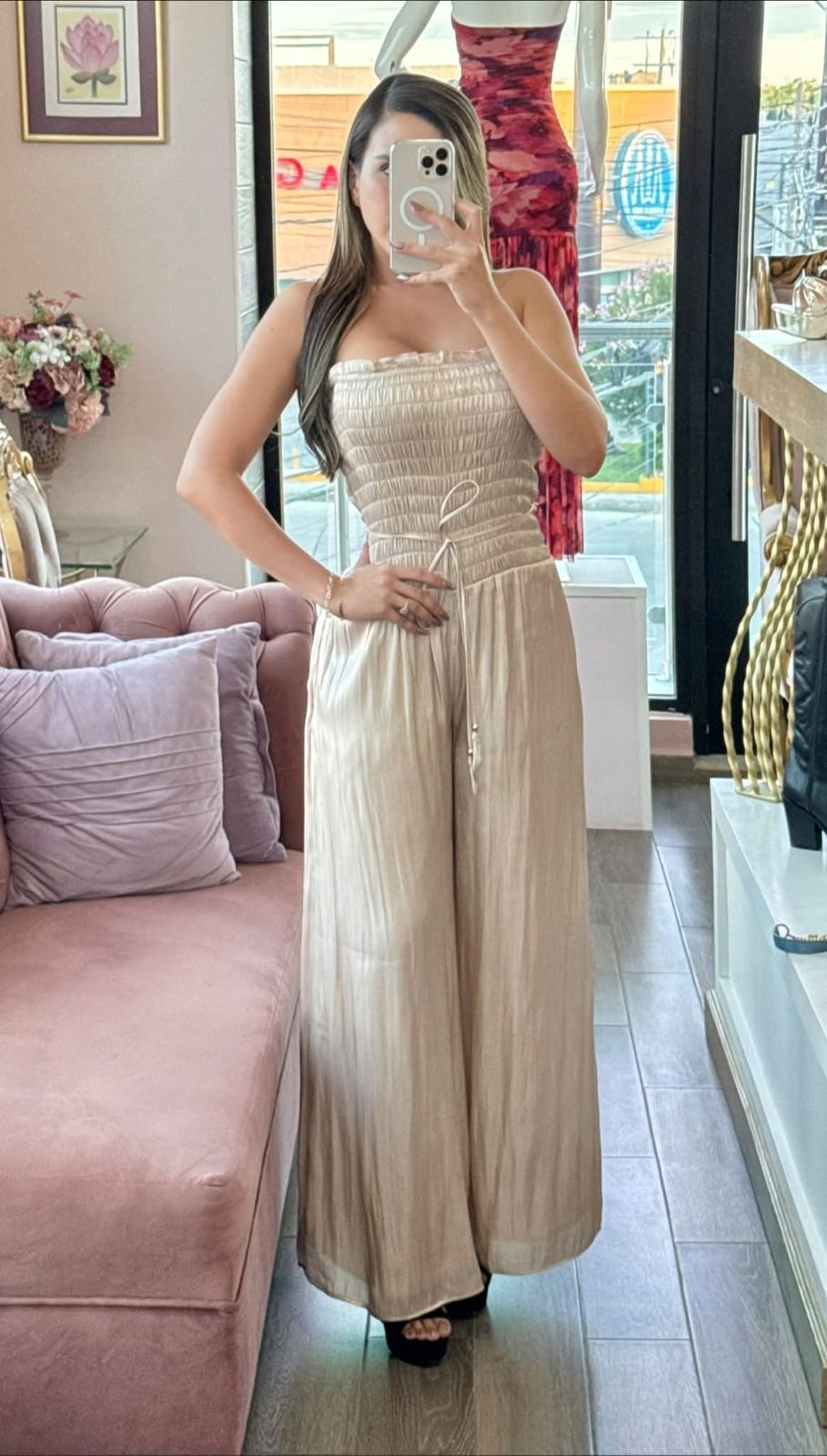 Palazzo beige strapless con pretina elástica y caída fluida