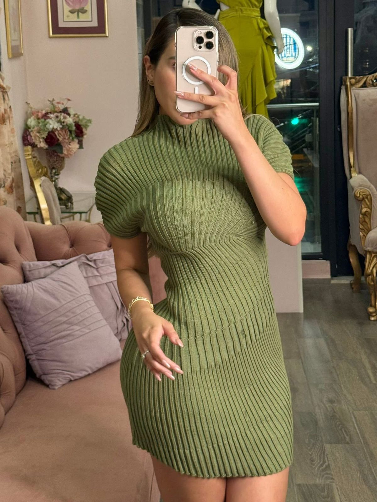 Vestido corto de punto con diseño drapeado y cuello cerrado