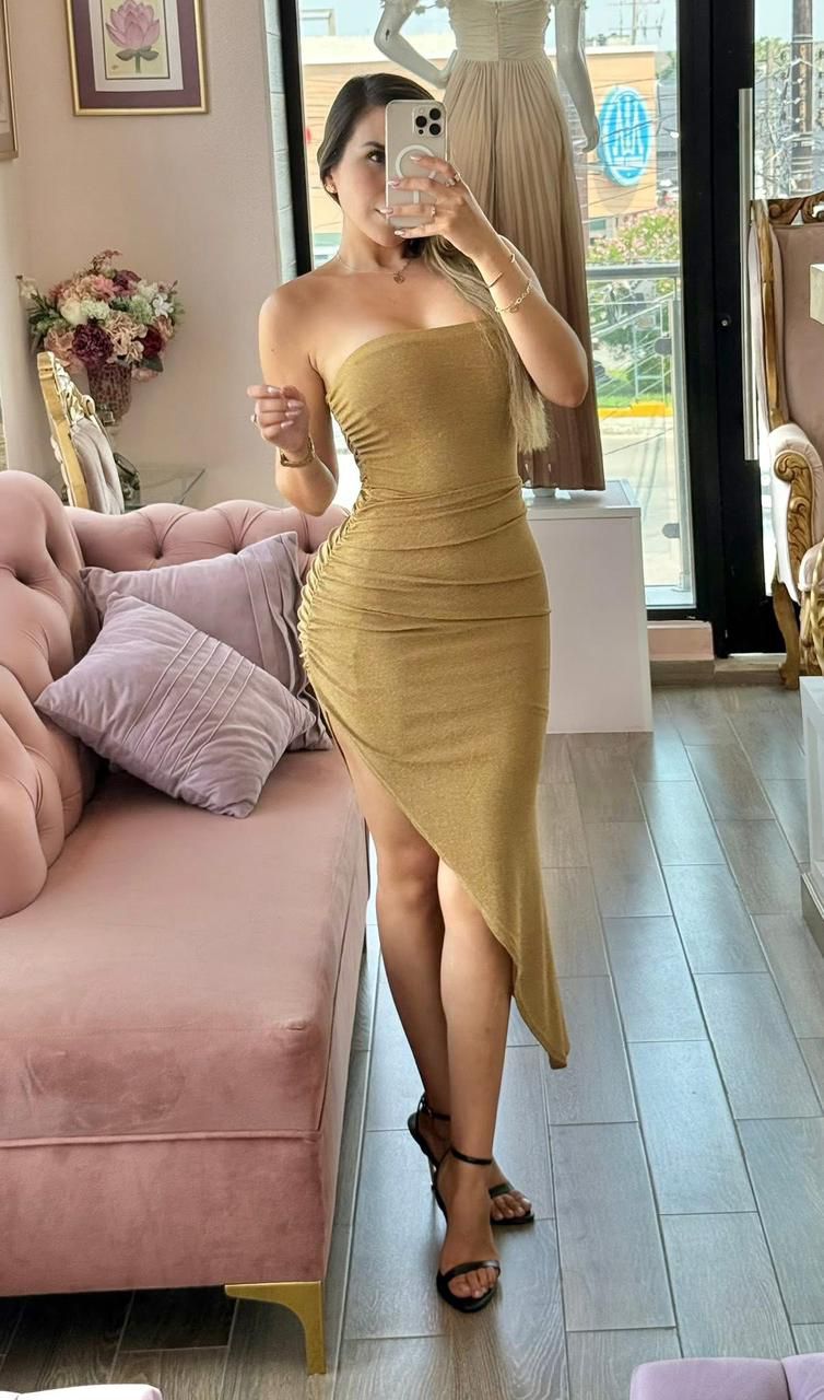Vestido midi strapless de brillo y abertura asimétrica