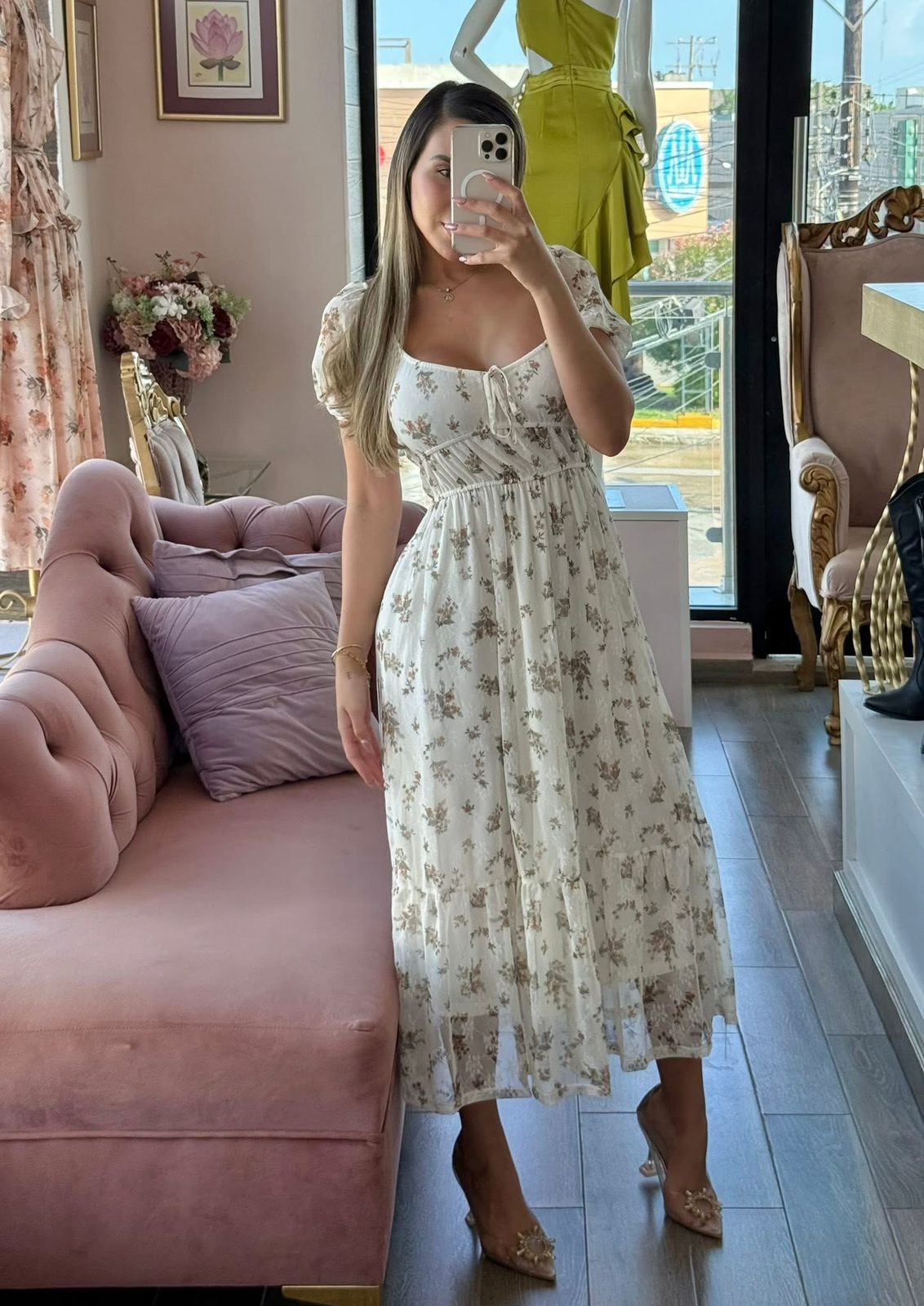 Vestido midi con estampado floral con escote corazón