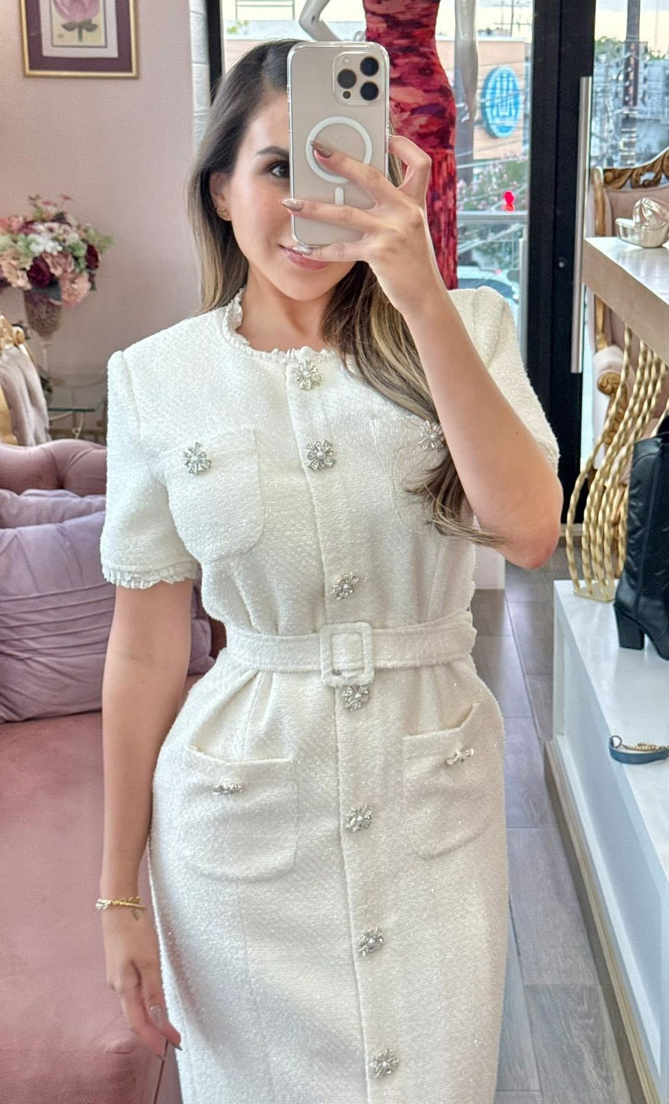 Vestido midi de tweed con botones decorativos y cinto